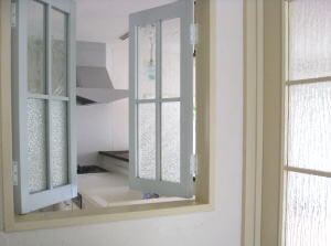 木製・アイアンの　室内窓の取り入れ方・メリットデメリットなどの紹介コラム