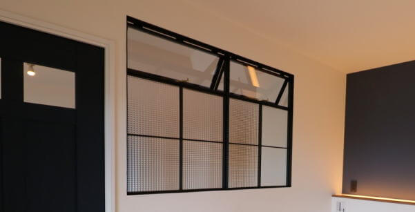 木製・アイアンの　室内窓の取り入れ方・メリットデメリットなどの紹介コラム