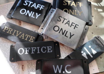 真鍮、アイアン素材の　おしゃれなドアサインやネープムレートなど